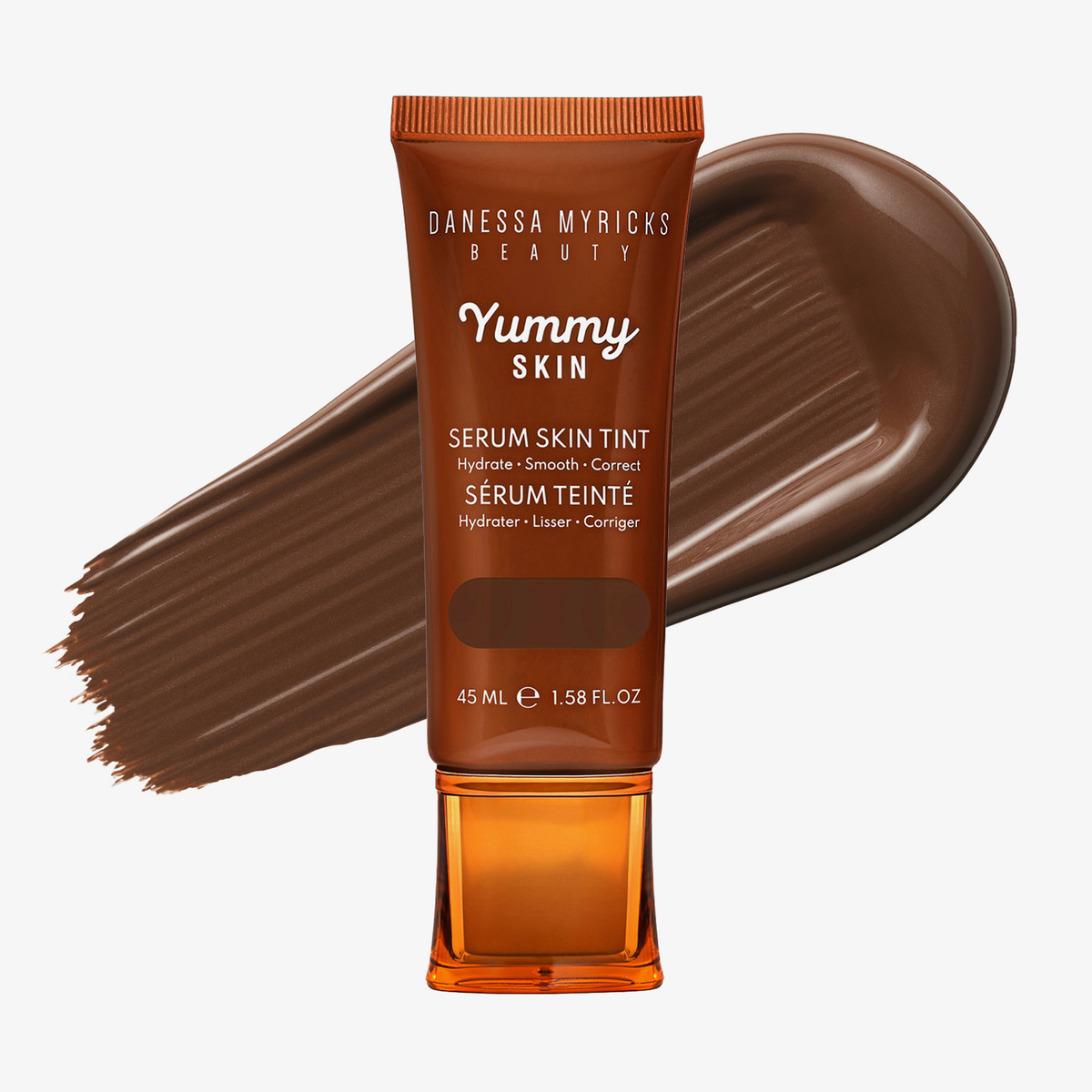 Eine Tube Yummy Skin Serum Tint 15 vor einem tiefbraunem Farbmuster.