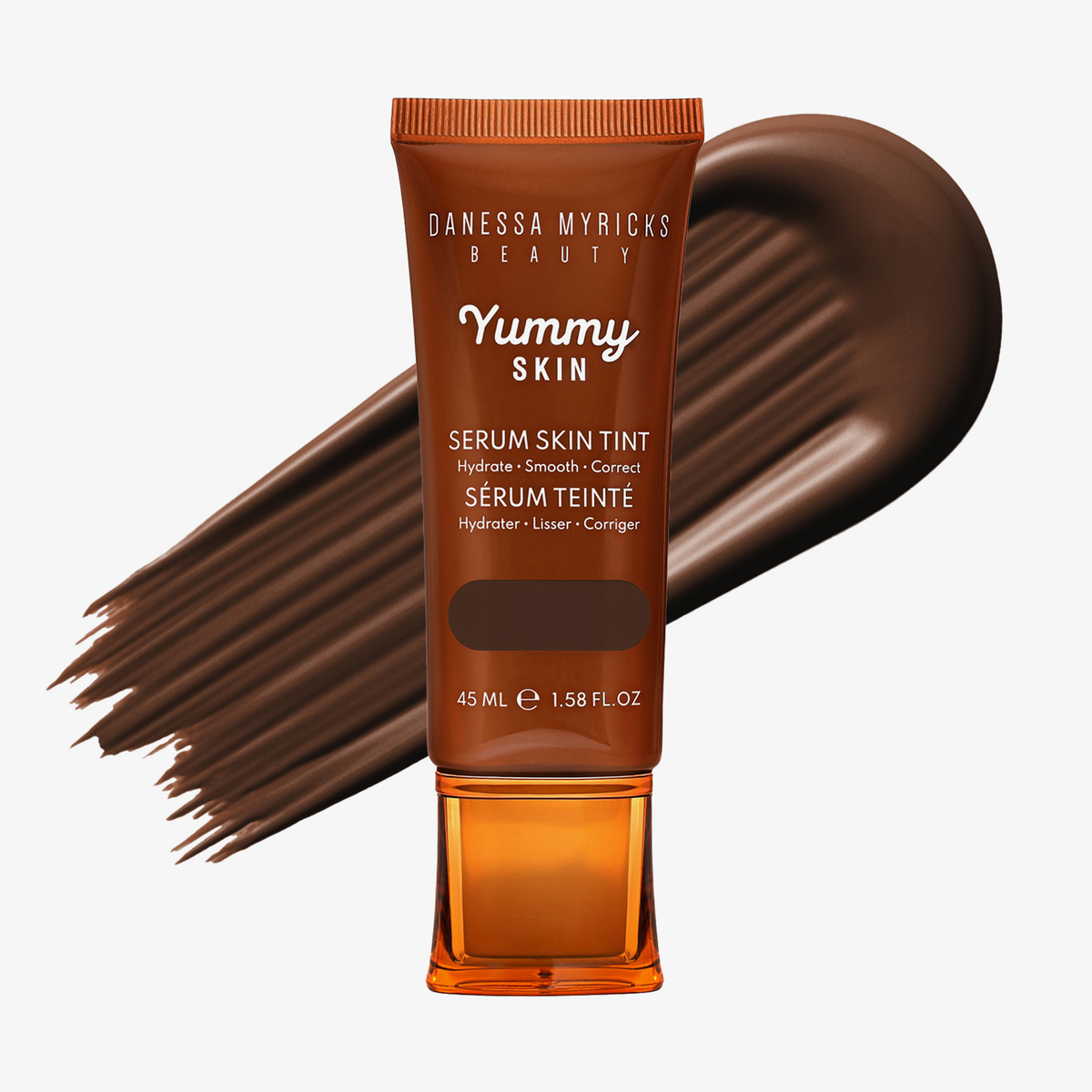 Eine Tube Yummy Skin Serum Tint 16 vor einem tiefbraunem Farbmuster.