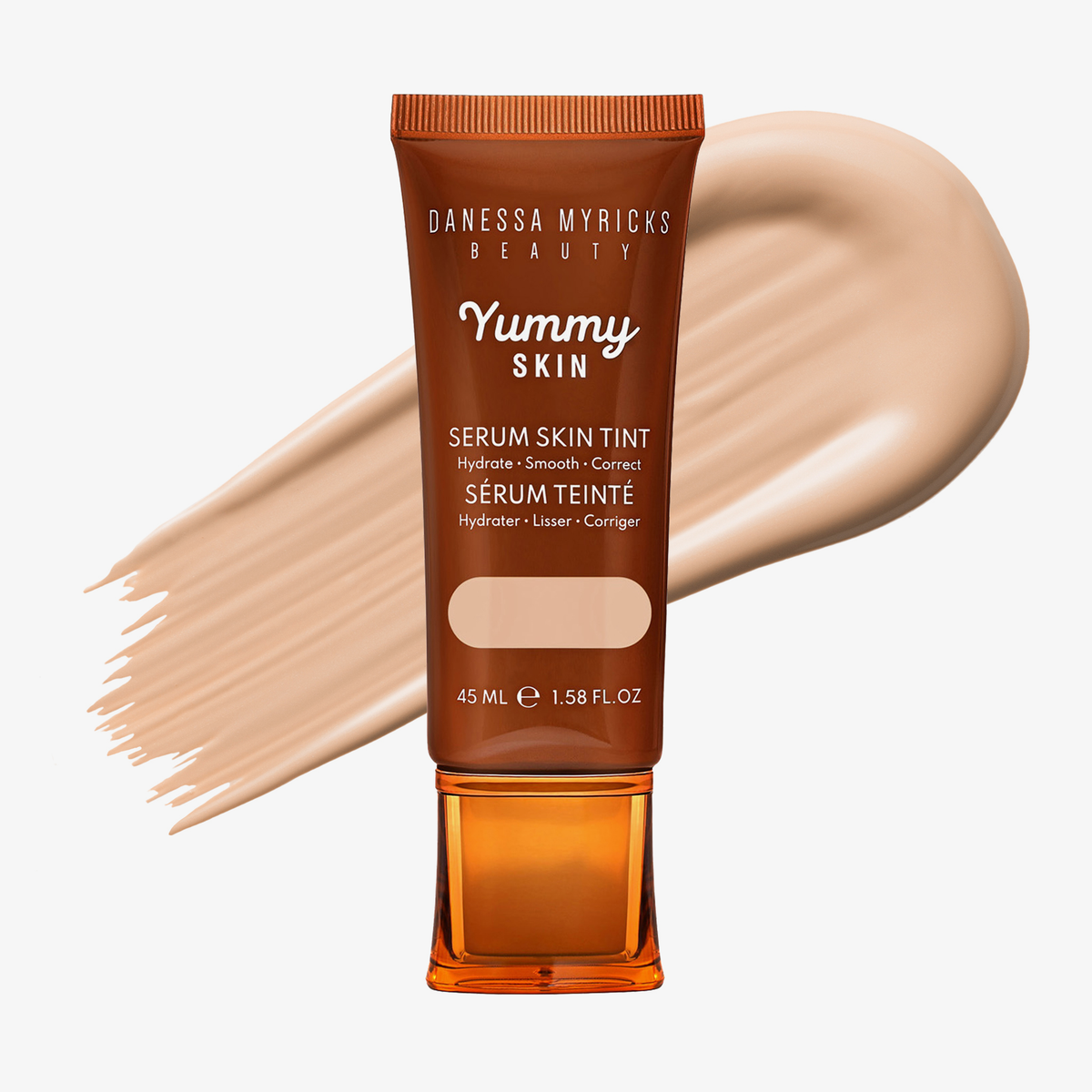 Eine Tube Yummy Skin Serum Tint 2 vor einem beigem Farbmuster.