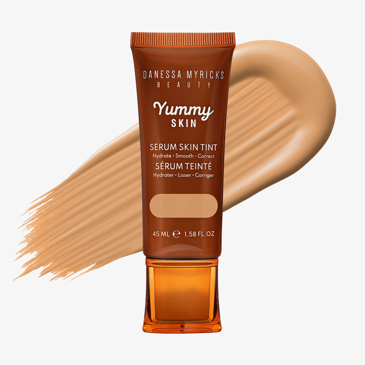 Eine Tube Yummy Skin Serum Tint 5 vor einem warm-beigem Farbmuster.