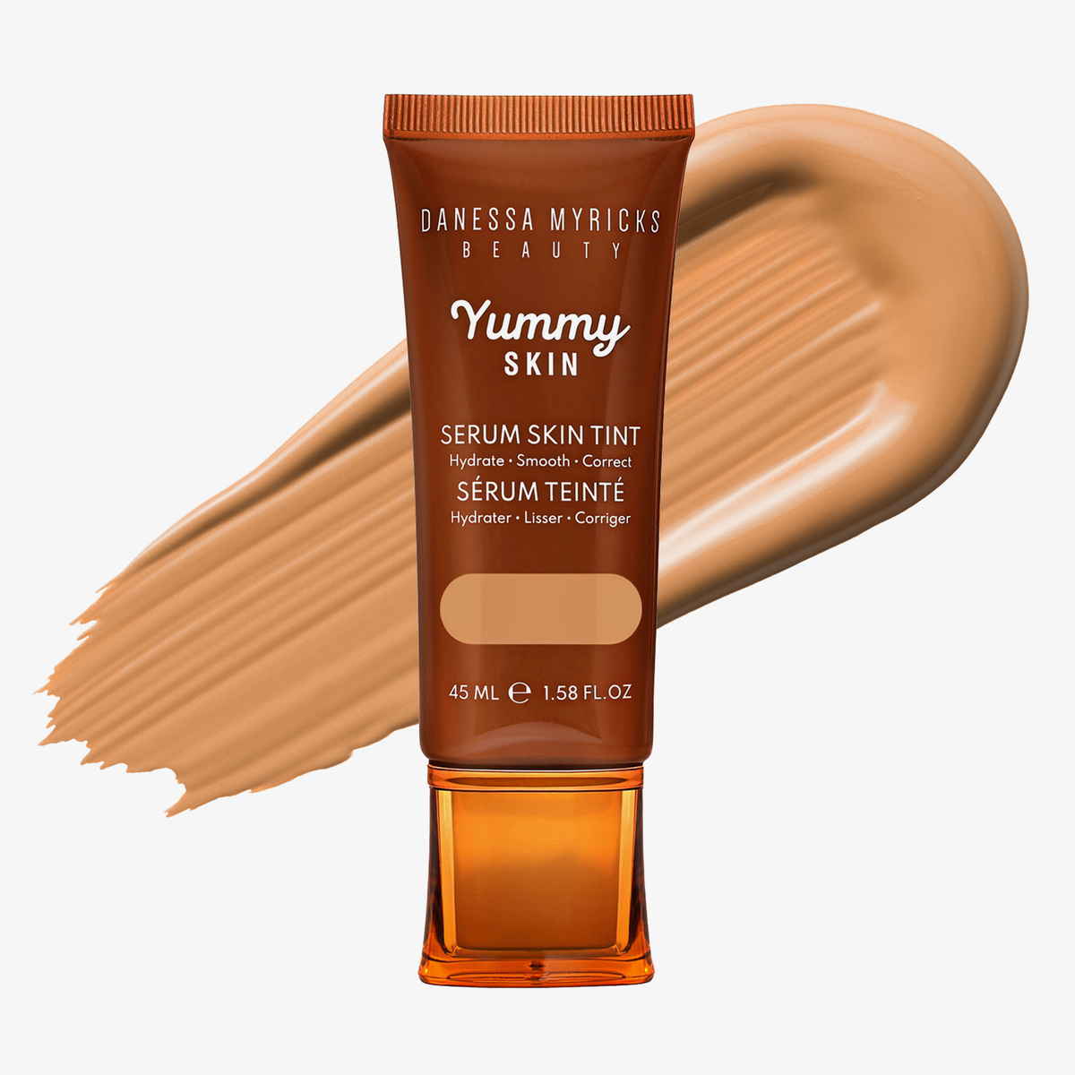 Eine Tube Yummy Skin Serum Tint 7 vor einem warmem dunkelbeigem Farbmuster.