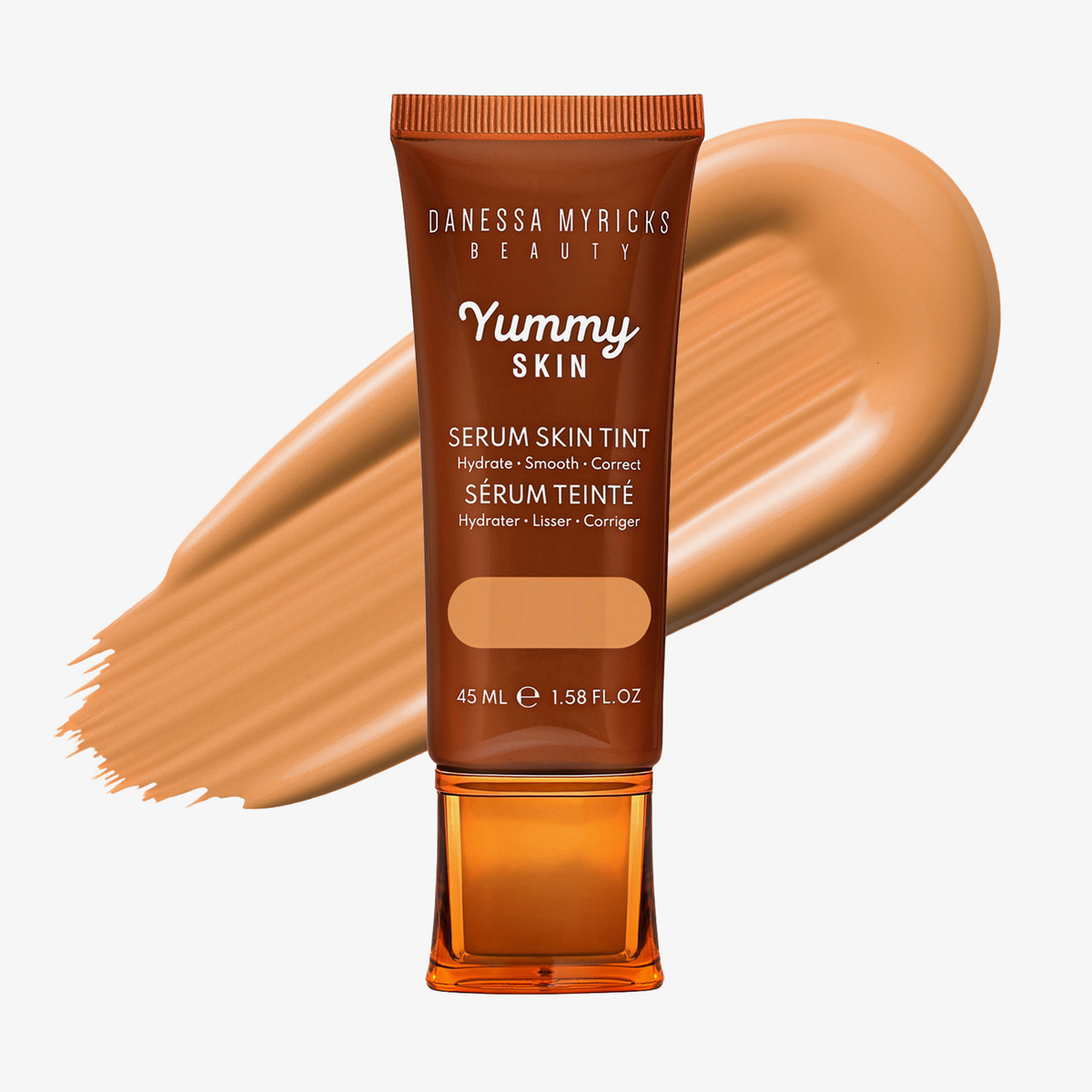 Eine Tube Yummy Skin Serum Tint 8 vor einem warmem dunkelbeigem Farbmuster.