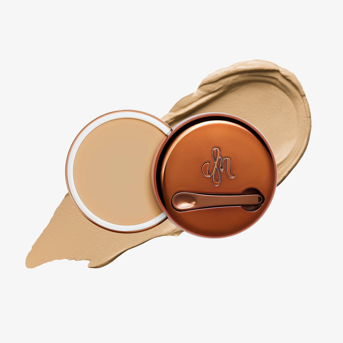 Runde geöffnete bronzefarbene Dose des Yummy Skin Blurring Balm Powder vor einem Farbstreifen der Shade 2.