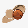 Runde geöffnete bronzefarbene Dose des Yummy Skin Blurring Balm Powder vor einem Farbstreifen der Shade 3.
