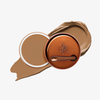 Runde geöffnete bronzefarbene Dose des Yummy Skin Blurring Balm Powder vor einem Farbstreifen der Shade 4.5.