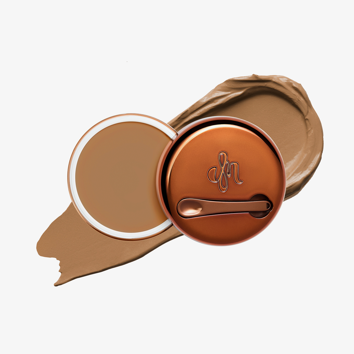 Runde geöffnete bronzefarbene Dose des Yummy Skin Blurring Balm Powder vor einem Farbstreifen der Shade 4.5.
