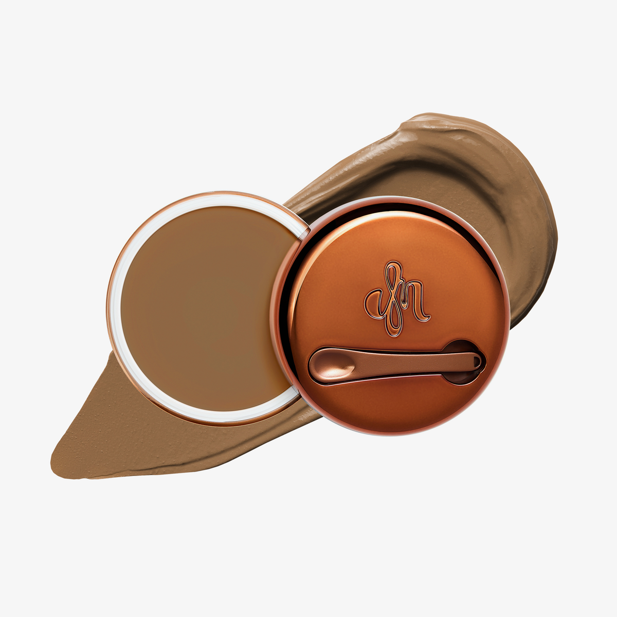 Runde geöffnete bronzefarbene Dose des Yummy Skin Blurring Balm Powder vor einem Farbstreifen der Shade 6.