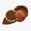 Runde geöffnete bronzefarbene Dose des Yummy Skin Blurring Balm Powder vor einem Farbstreifen der Shade 9.