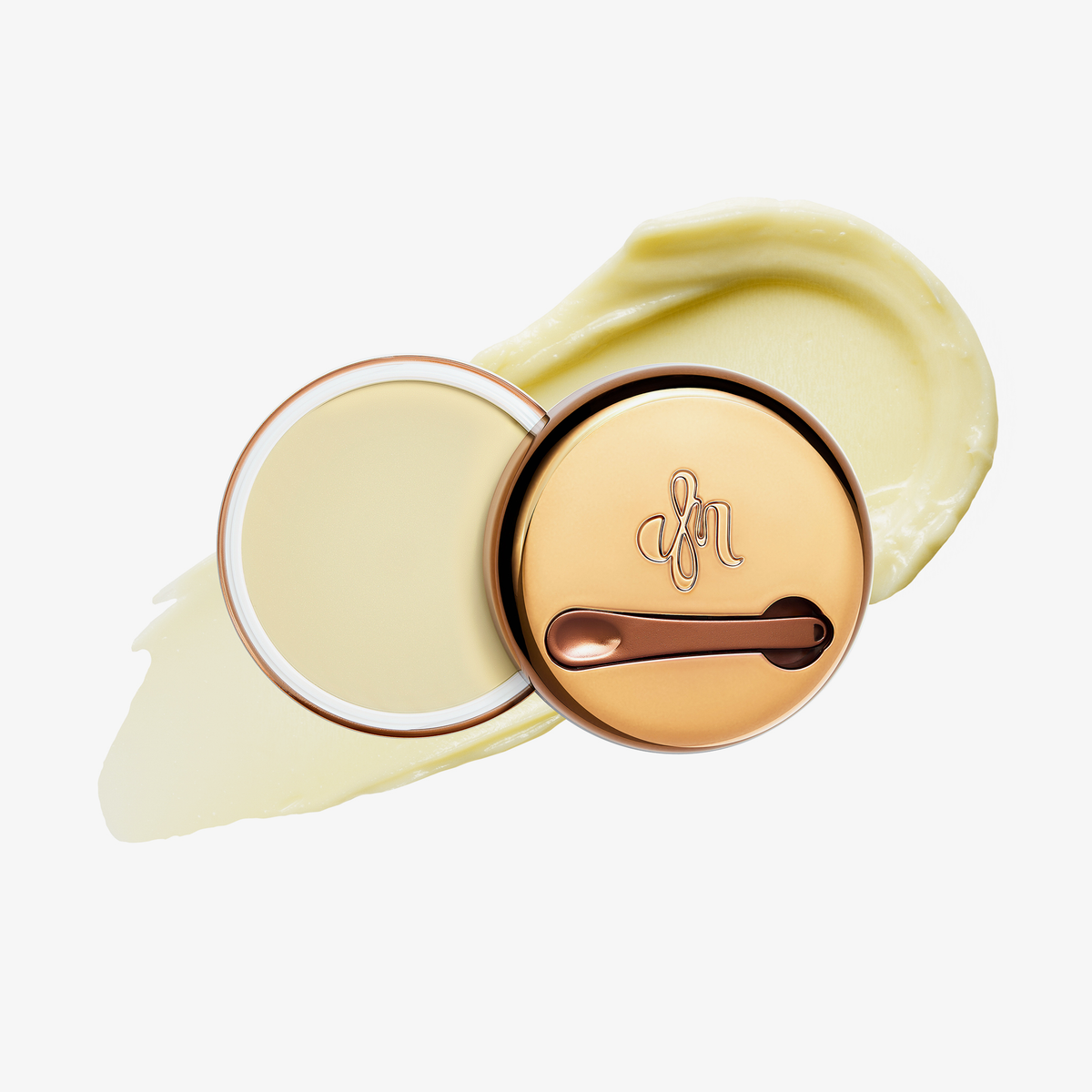 Runde geöffnete bronzefarbene Dose des Yummy Skin Blurring Balm Powder vor einem Farbstreifen der Shade Radiant.