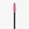 Nahaufnahme der essence I LOVE EXTREME volume mascara 01 mit pinker Bürste, die isoliert auf weißem Hintergrund dargestellt ist.