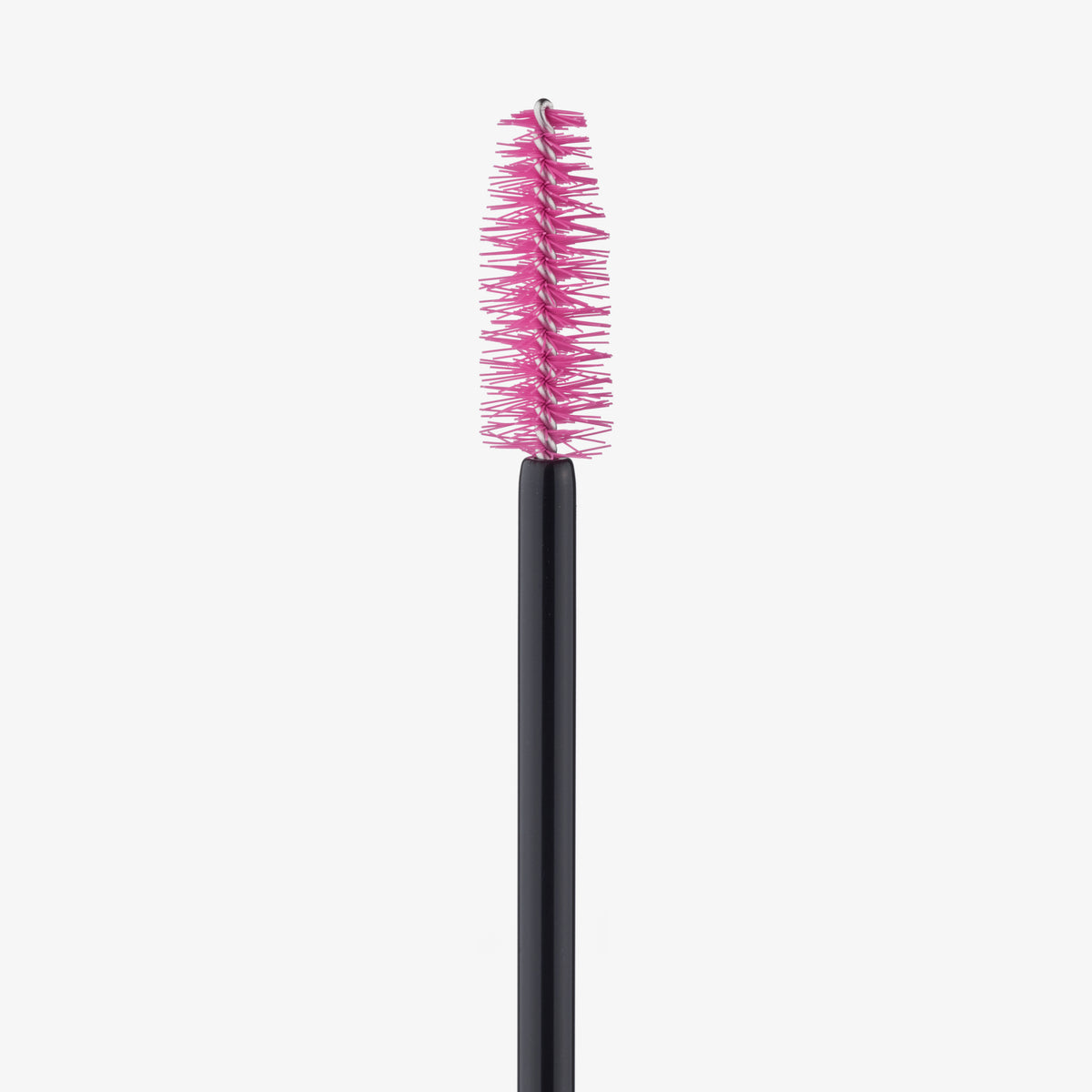 Nahaufnahme der essence I LOVE EXTREME volume mascara 01 mit pinker Bürste, die isoliert auf weißem Hintergrund dargestellt ist.