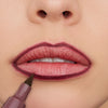 Nahaufnahme von Lippen, die mit Line n‘ STAIN! TATTOO LIP LINER Make a Mauve präzise umrandet werden.