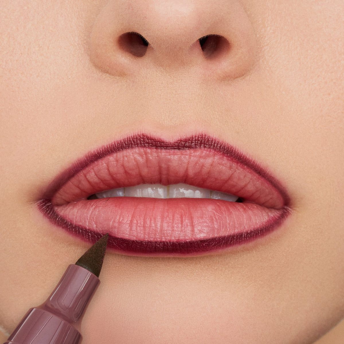 Nahaufnahme von Lippen, die mit Line n‘ STAIN! TATTOO LIP LINER Make a Mauve präzise umrandet werden.