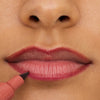 Nahaufnahme von Lippen, die mit Line n‘ STAIN! TATTOO LIP LINER Must Have Brown präzise umrandet werden.
