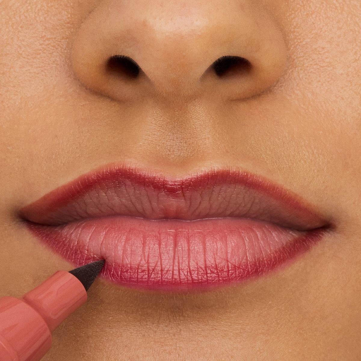 Nahaufnahme von Lippen, die mit Line n‘ STAIN! TATTOO LIP LINER Must Have Brown präzise umrandet werden.