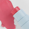 Nahaufnahme des Blush Stick - 2-in-1
Creme Rouge mit Pinsel in der Farbe Candy neben cremigem Farbmuster.