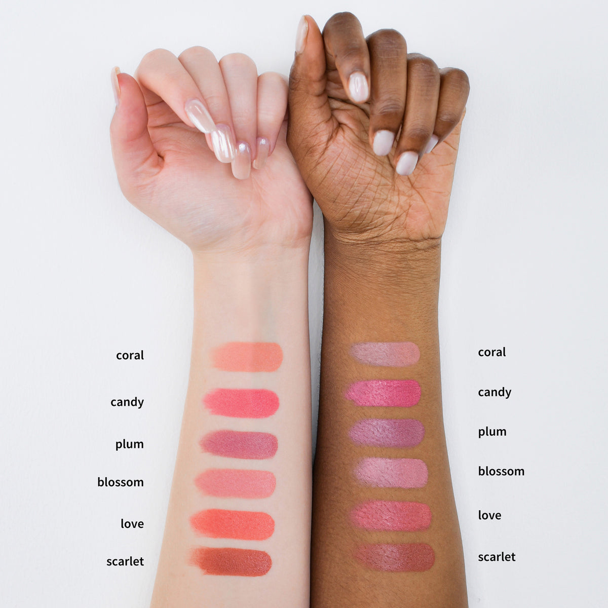 Zwei Unterarme mit unterschiedlichen Haurfarben, zeigen Farbmuster des Blush Sticks auf heller und dunnkler Haut.