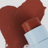 Nahaufnahme des Blush Stick - 2-in-1
Creme Rouge mit Pinsel in der Farbe Scarlet neben cremigem Farbmuster.