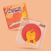 Orange Schachtel und Kompaktdose des Lethal Cosmetics Adventure Time Blush Flame Princess auf pastellorangem Hintergrund.