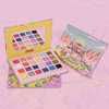 Offene Adventure Time Candy Kingdom Palette neben passender Schachtel vor pastellrosa Hintergrund.