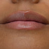 Nahaufnahme von Lippen mit einem natürlichen, glänzenden Finish erzielt mit dem LH Cosmetics Plush in der Farbe Cozy.