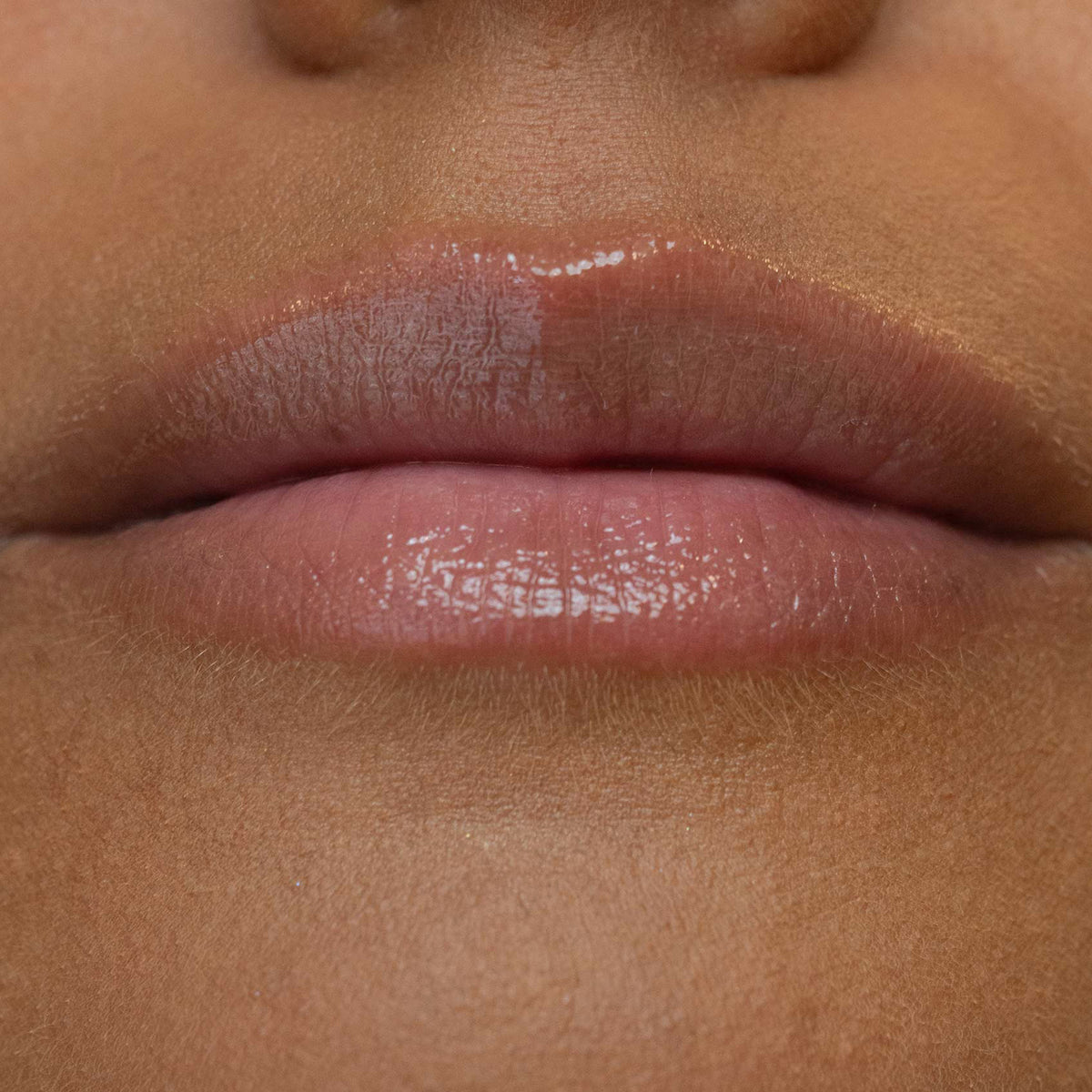 Nahaufnahme von Lippen mit einem natürlichen, glänzenden Finish erzielt mit dem LH Cosmetics Plush in der Farbe Cozy.