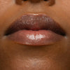 Nahaufnahme von Lippen mit einem natürlichen, glänzenden Finish erzielt mit dem LH Cosmetics Plush in der Farbe Cuddle.