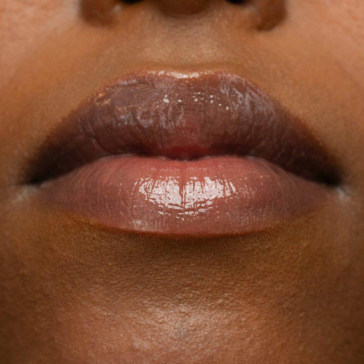 Nahaufnahme von Lippen mit einem natürlichen, glänzenden Finish erzielt mit dem LH Cosmetics Plush in der Farbe Cuddle.