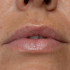 Nahaufnahme von Lippen mit einem natürlichen, glänzenden Finish erzielt mit dem LH Cosmetics Plush in der Farbe Dreamy.