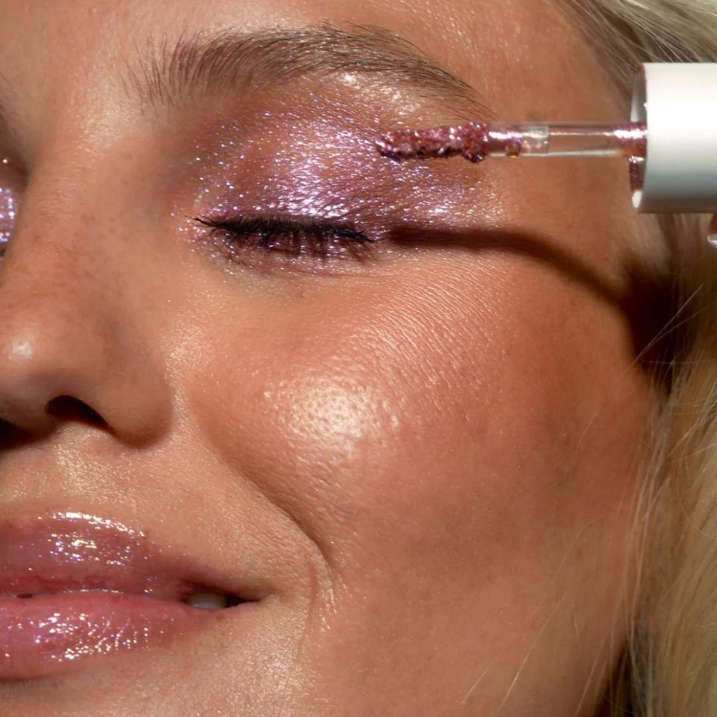 Nahaufnahme des Gesichts einer Frau mit pink glitzerndem Lidschatten Sparkl Adore von LH Cosmetics.