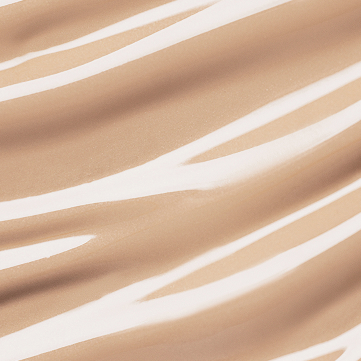 Nahaufnahme der cremigen beigen Textur des CC All-Over Concealer 2 Medium von Lumene.