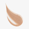 Ein champagner schimmerndes Farbmuster des Lumene INVISIBLE ILLUMINATION Illuminizer in der Farbe Golden Hour.