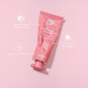 Eine zerquetschte rosafarbene Tube der maria nila Booster Masque Luminous Colour ist auf einem rosafarbenen Hintergrund mit hervorgehobenen Merkmalen abgebildet.