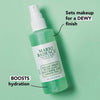 Mario Badescu Facial Spray mit Aloe, Gurke und grünem Tee auf mintgrünem Hintergrund – spendet Feuchtigkeit und sorgt für ein frisches, dewy Finish.