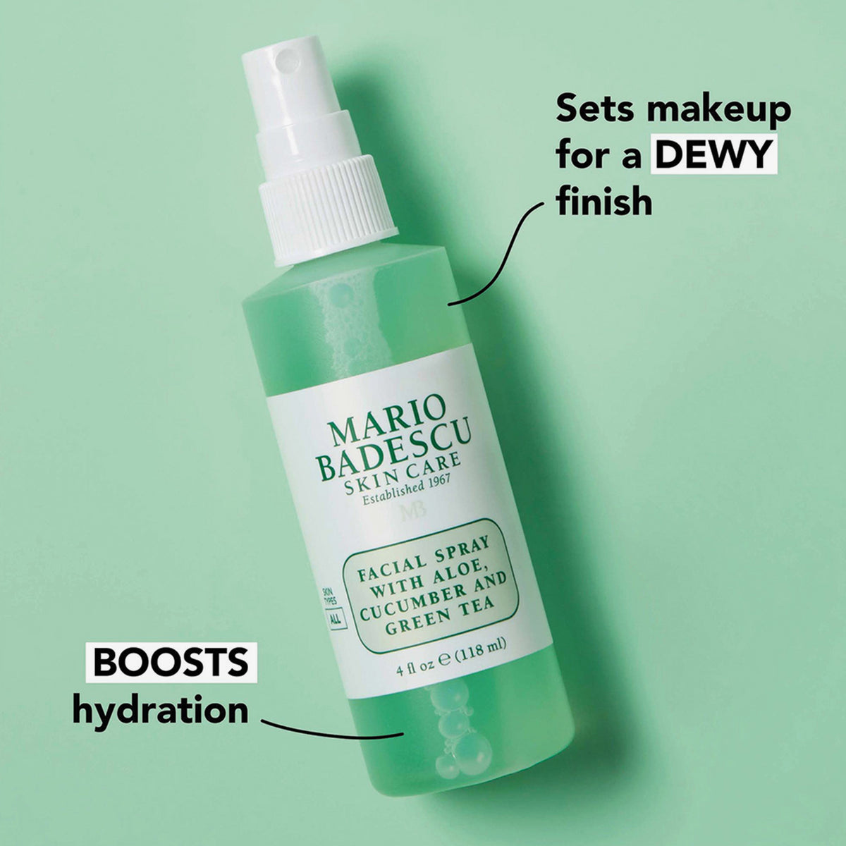 Mario Badescu Facial Spray mit Aloe, Gurke und grünem Tee auf mintgrünem Hintergrund – spendet Feuchtigkeit und sorgt für ein frisches, dewy Finish.