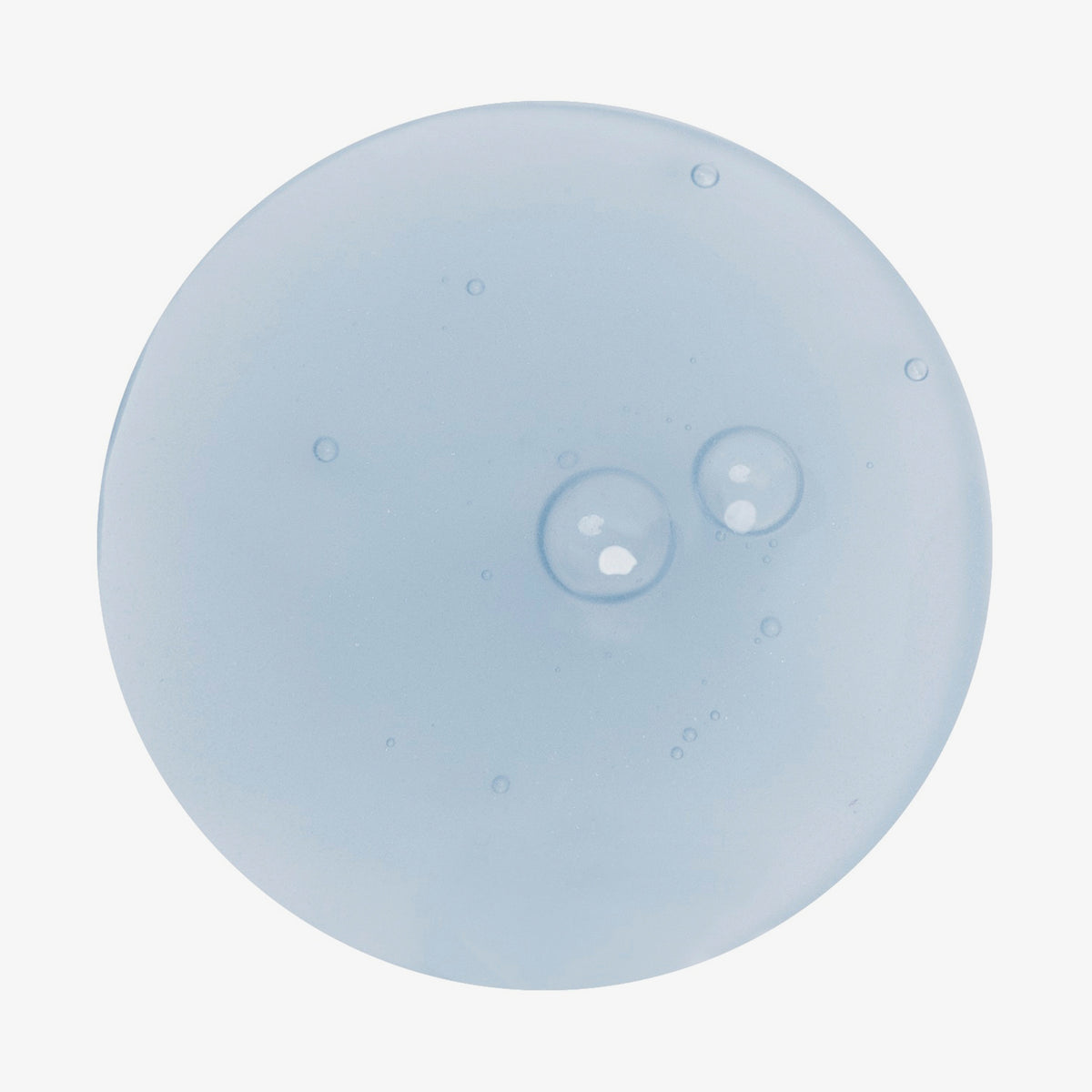 Blue Elixir Retinol Serum von meisani: ein klares, leicht bläuliches Gel mit kleinen Luftbläschen, von oben auf weißem Hintergrund gesehen.