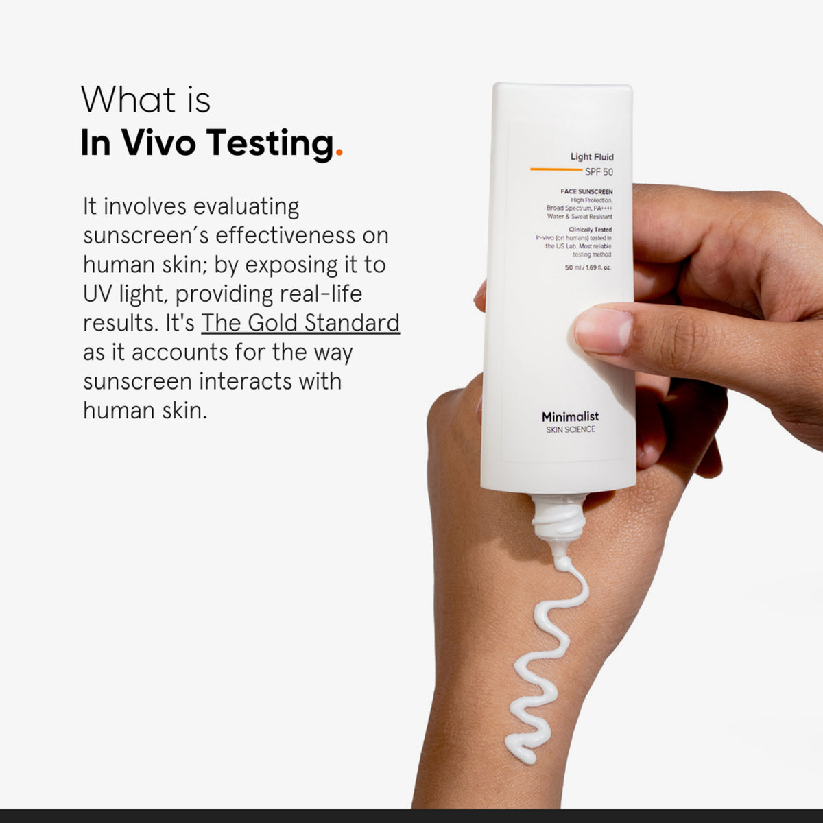 Eine Hand verteilt Minimalist Light Fluid SPF 50 Sunscreen auf eine andere Hand, daneben steht ein Text, der In-vivo-Sonnenschutztests hervorhebt.