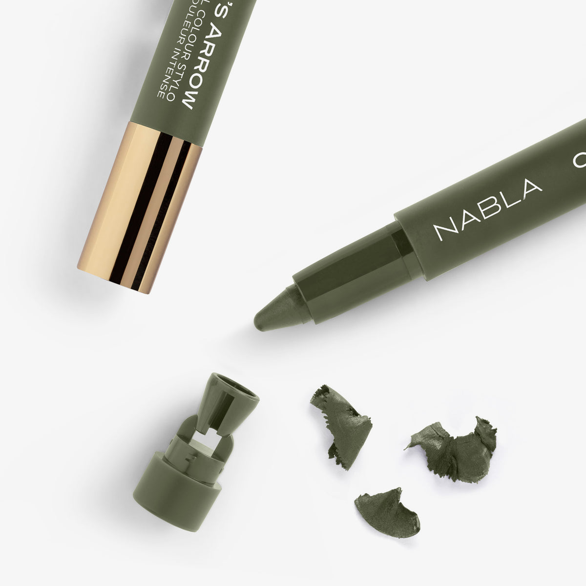 Nahaufnahme eines grünfarbenen NABLA Cupid’s Arrow Stifts mit integrierter Spitze und Spänen – der integrierte Anspitzer ist abgenommen.