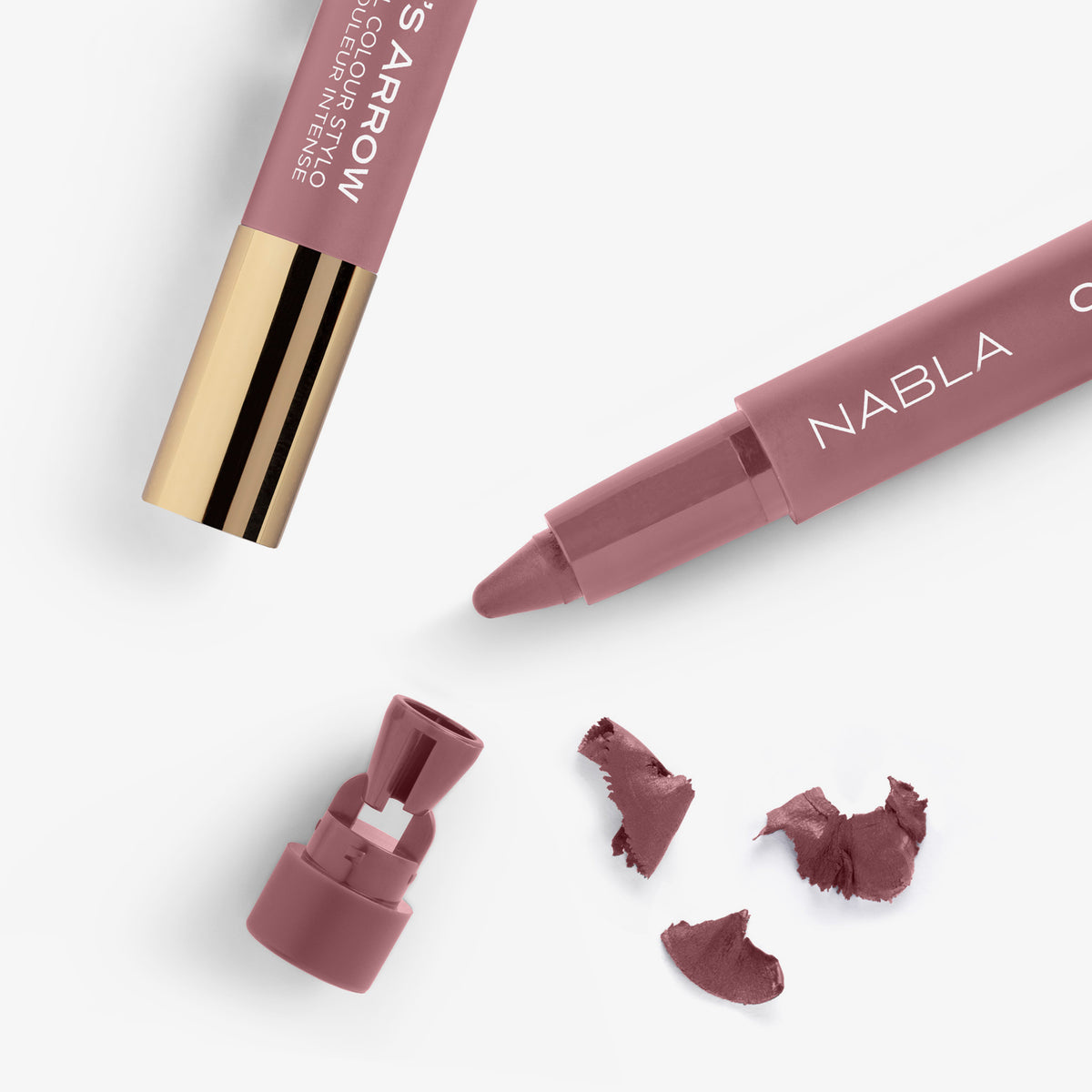 Nahaufnahme eines rosébraunen NABLA Cupid’s Arrow Stifts mit integrierter Spitze und Spänen – der integrierte Anspitzer ist abgenommen.