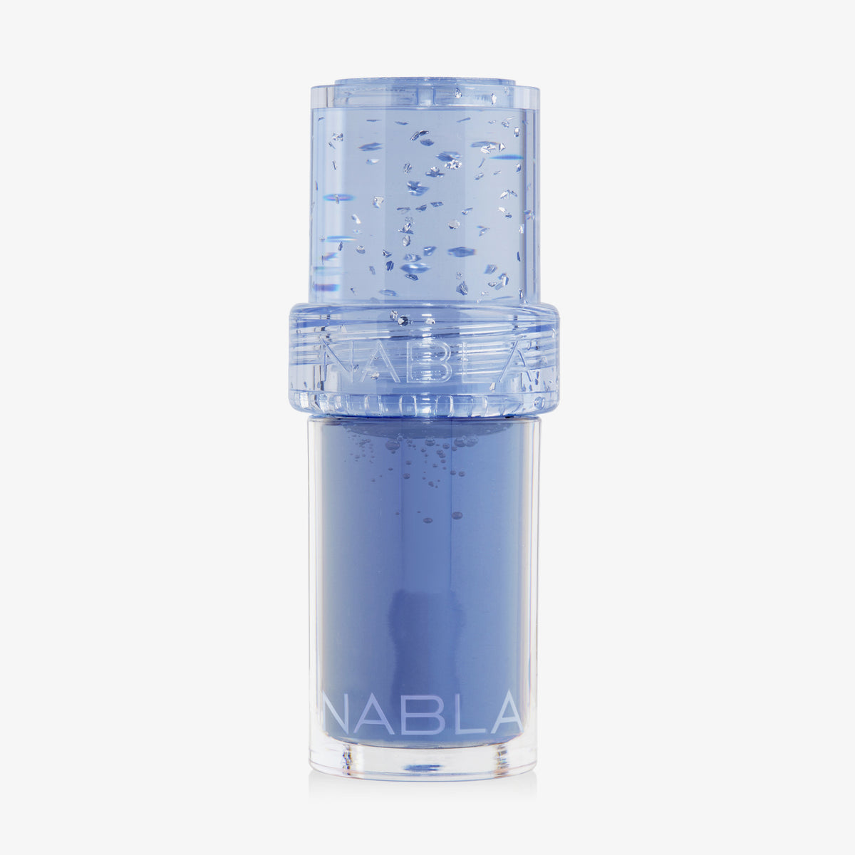 Das NABLA Cosmetics Lip Candy Oil - Sweet Kiss Kit enthält einen blauen Lipgloss in einer durchsichtigen Tube mit einer transparenten, strukturierten blauen Kappe.