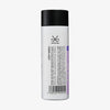 Weiße Produktflasche Liquid Balancer mit schwarzem Deckel und der Aufschrift „Calm Tøday“ sowie Produktdetails in schwarzer Schrift auf der Rückseite.