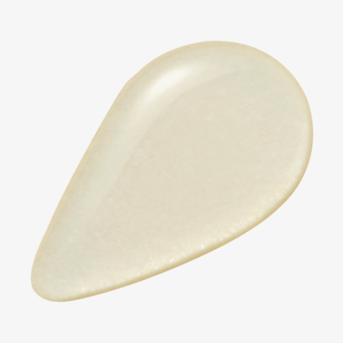 Ein tropfenförmiger Tropfen Madagaskar Centella Ampulle, eine klare beige Flüssigkeit, auf weißem Hintergrund.