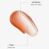 Glossige Textur in Terrakotta-Nuance mit Beschriftung „Glossy Shine Texture“ und „Luminous Glow“ – zeigt Glanz und Finish eines Lipglosses.