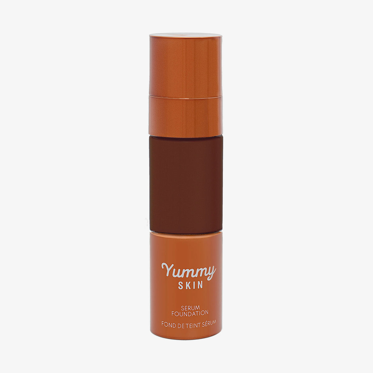 Eine halbtransparente und bronzene Flasche Yummy Skin Serum Foundation 24W mit dunkelbraunem Inhalt.