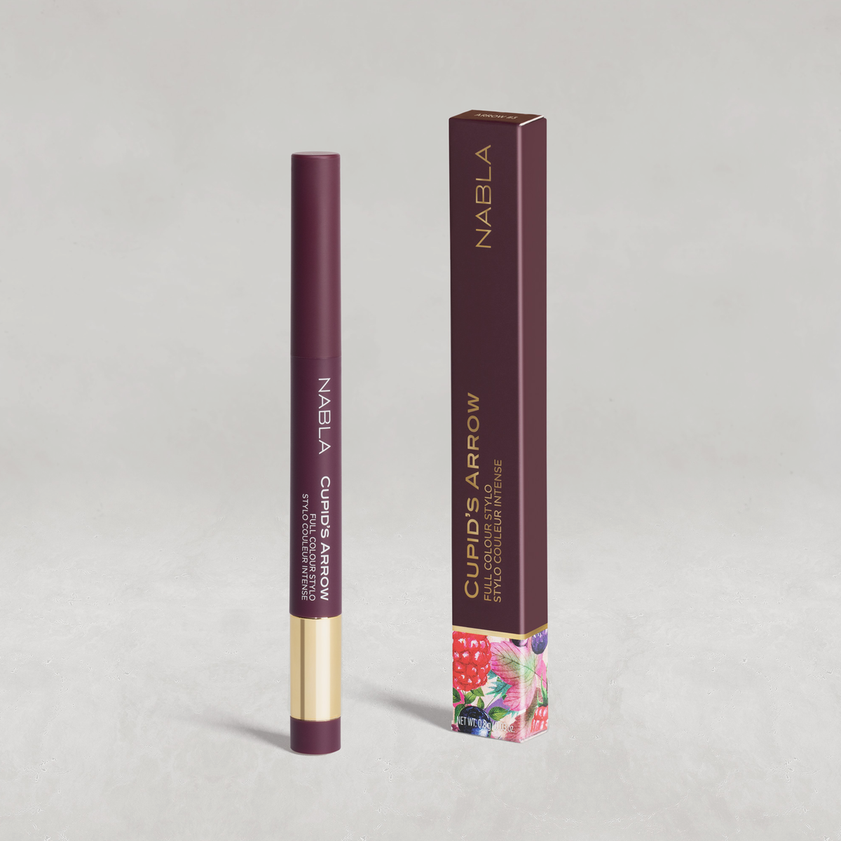 Ein burgunderfarbener Cupid’s Arrow Longwear Stylo steht neben der dazu passenden Schachtel, die unten ein Blumenmuster aufweist.