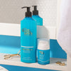 Die Everyday Gradual Tanning Milk (375 ml) und die Gradual Tan Face Lotion von Bondi Sands stehen in einem Badezimmerschrank