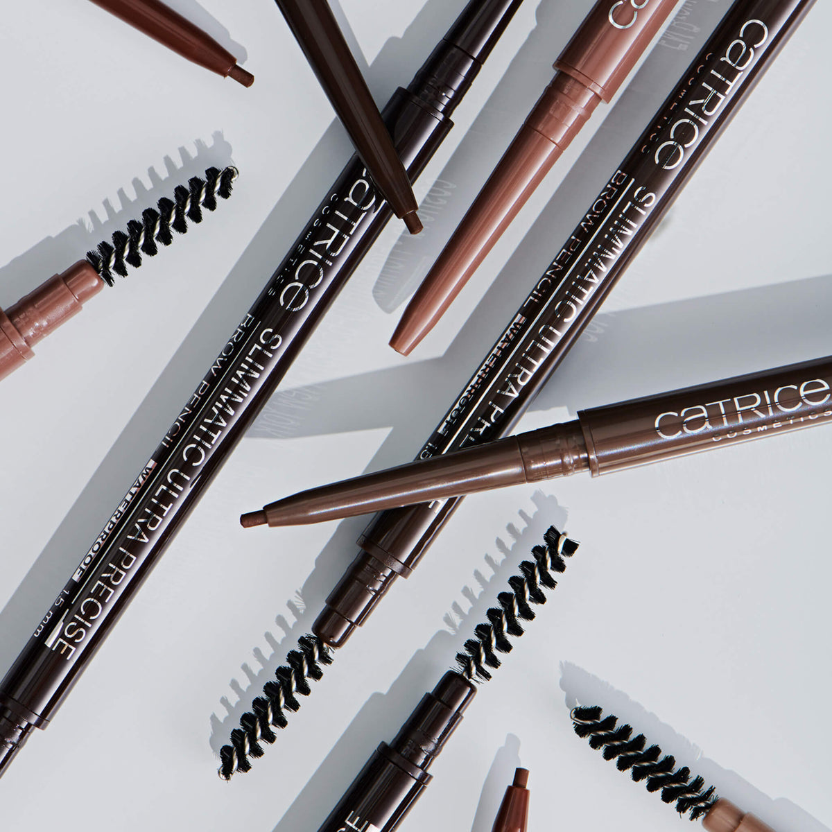 Mehrere Slim'Matic Ultra Precise Brow Pencil Waterproof auf grauer Oberfläche.