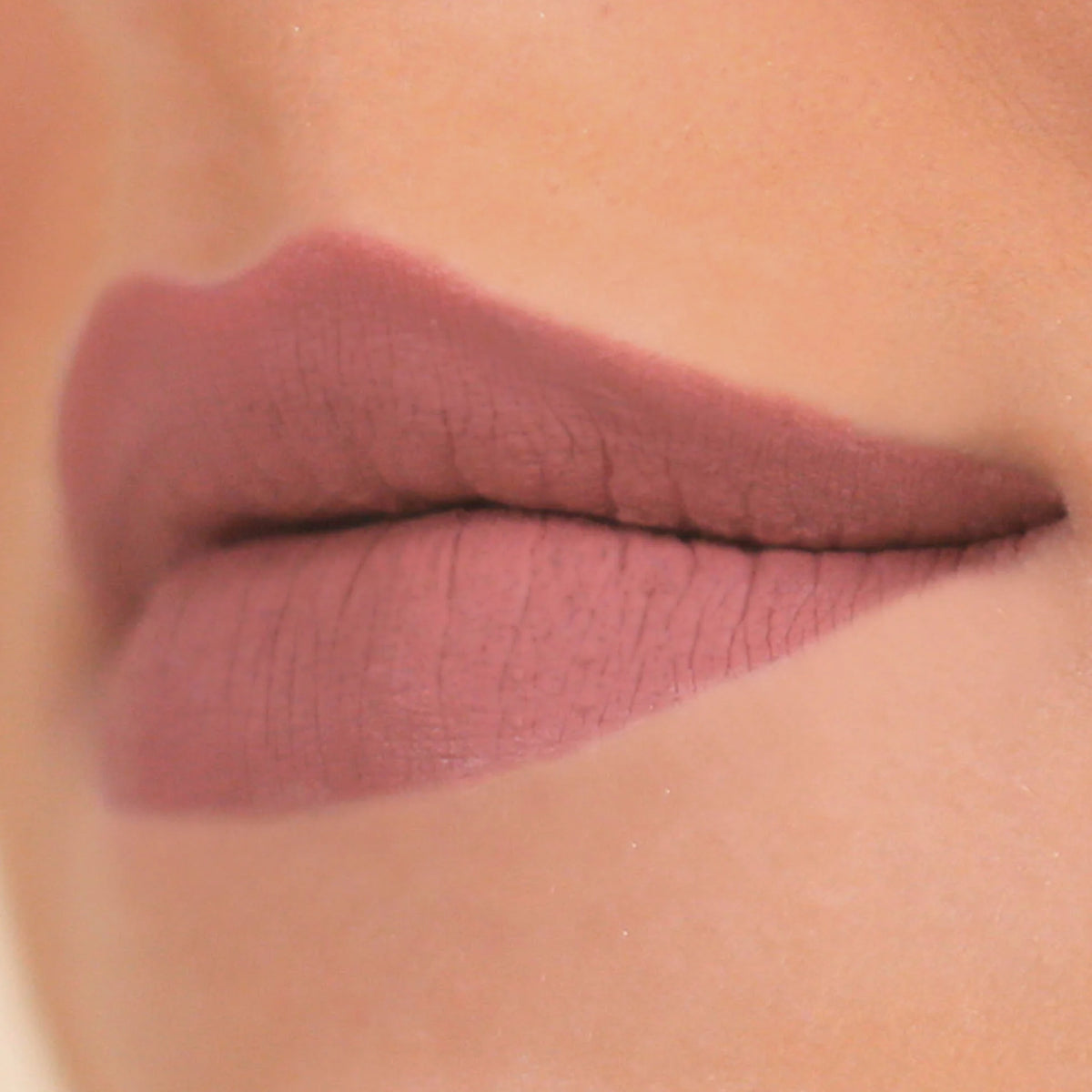 Nahaufnahme der Lippen mit Cream Matte Liquid Lipstick in einem matten Malventon.