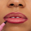 Nahaufnahme von Lippen, die mit Line n‘ STAIN! TATTOO LIP LINER Everyones Nude Pink präzise umrandet werden.