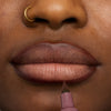 Nahaufnahme von Lippen, die mit Line n‘ STAIN! TATTOO LIP LINER Make a Mauve präzise umrandet werden.